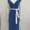 Abito CorteDeiGonzaga 2080E2045 Abito in gersy colore indaco, con bande laterali e scollo a V. il dietro a goccia si allaccia con il laccettino coordinato, che lascia scoperta una parte della schiena cinta in gersy coordinata bianca