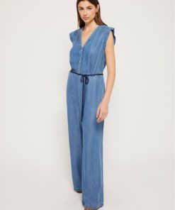 Tuta PennyBlack 32410123 Tuta lunga in tessuto effetto denim. Chiusura con bottoni e vita arricciata con elastico. Scollo a V e maniche ad aletta. Pantaloni dalla linea ampia, con tasche alla francese. Cintura staccabile.